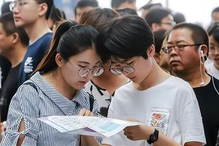 信息量略大！巴萨球迷和女友拥吻发现摄像机后秒变脸